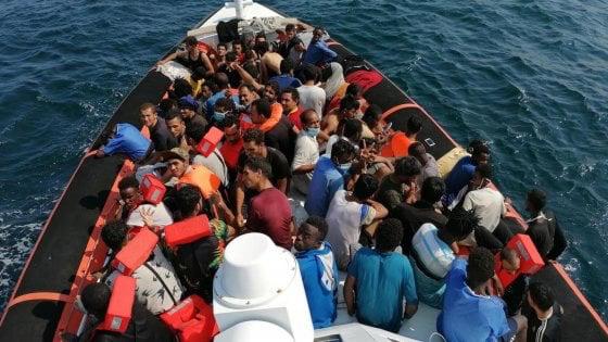 migranti sbarchi porti aperti