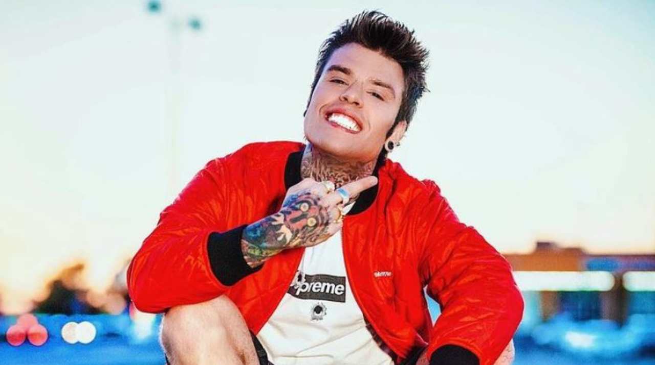 Fedez dito medio