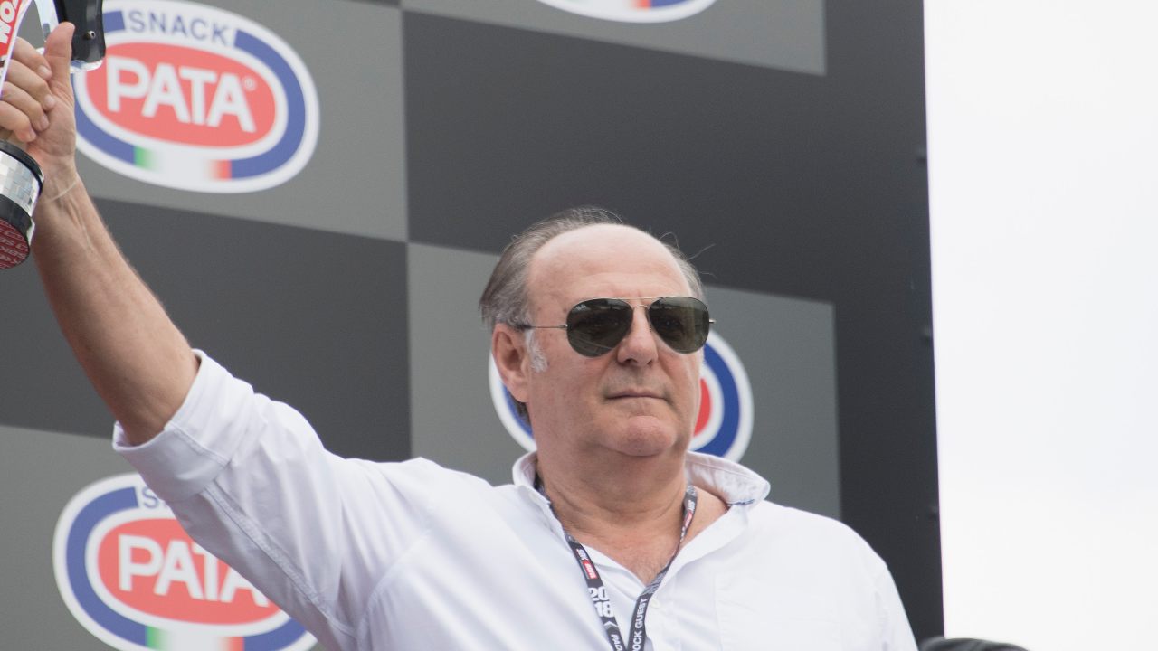 Gerry Scotti alza il trofeo