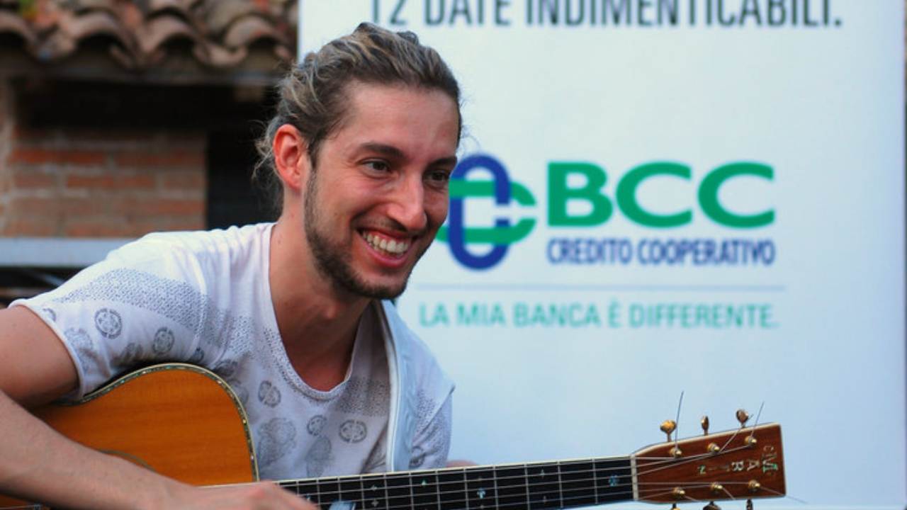 Giovanni Baglioni suona la chitarra