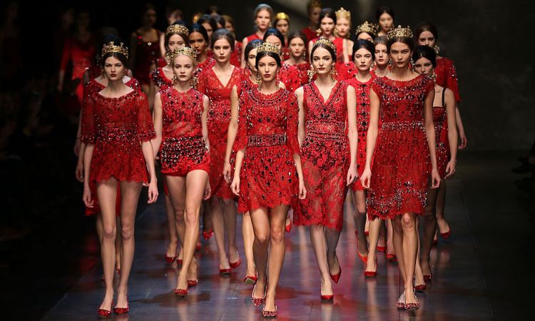 Delle modelle che sfilano per Dolce e Gabbana