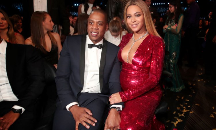 Beyoncè e Jay-Z seduti vicini 