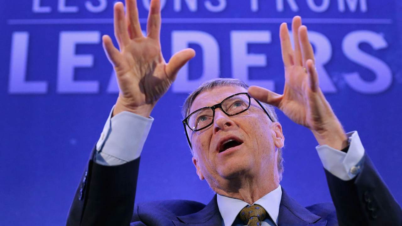 Bill Gates mentre fa un discorso