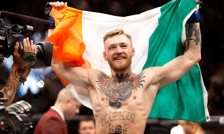 Mc Gregor con la bandiera dell'Irlanda