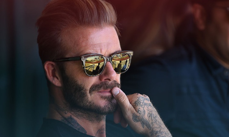David Beckham mentre fissa l'obiettivo
