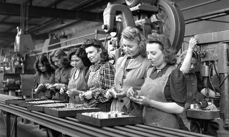 Donne alle prese con strumenti da lavoro