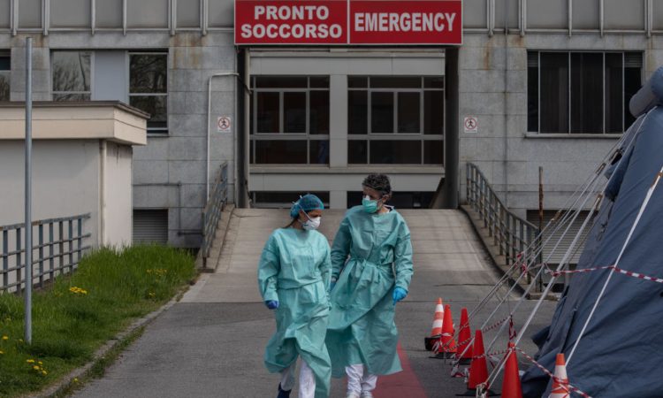 Due medici camminano di fronte all'ospedale