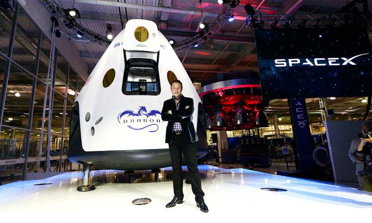 Elon musk con bracia conserte