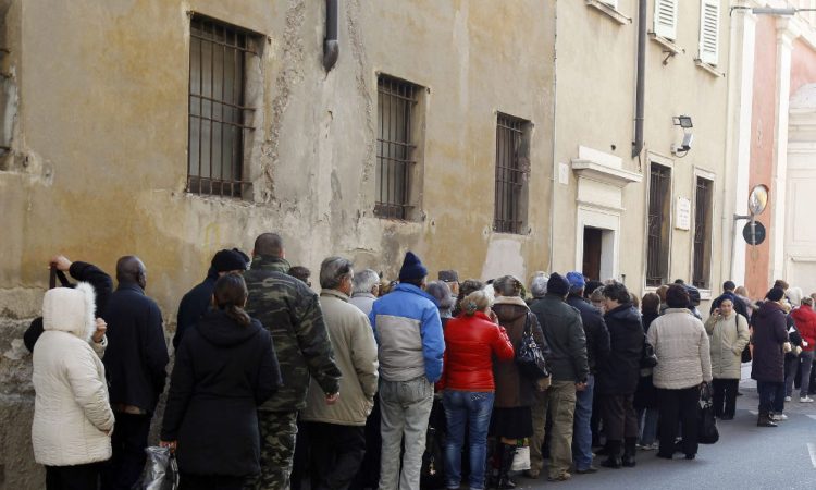 Tanti italiani in fila alla caritas