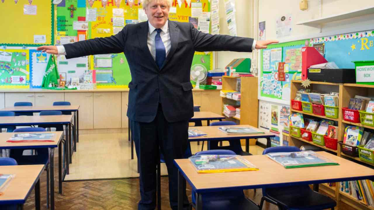 Boris Johnson mostra distanziamento sociale