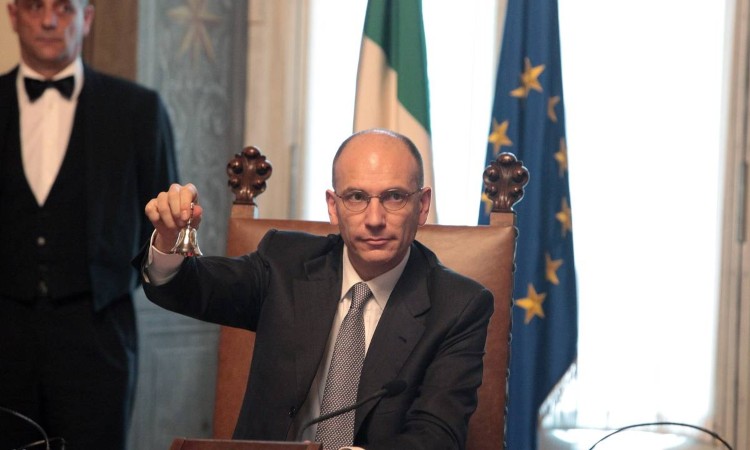 Enrico Letta con campanello in mano