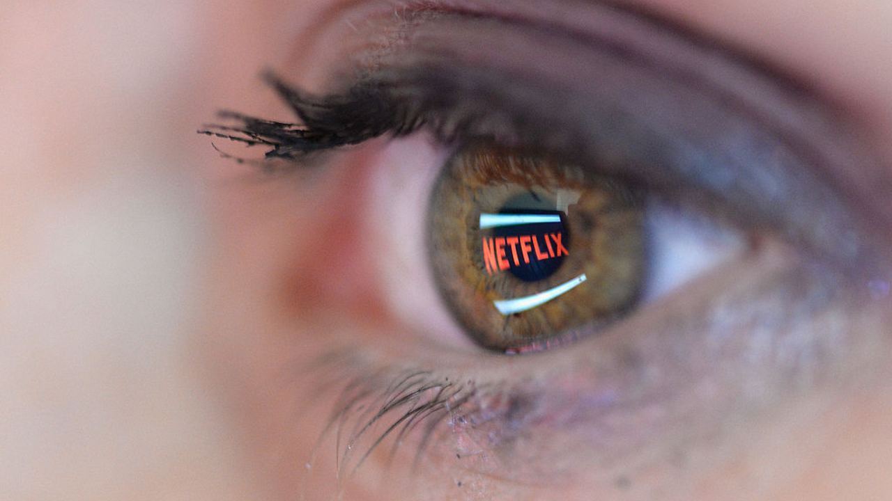 Scritta di Netflix vista da un occhio