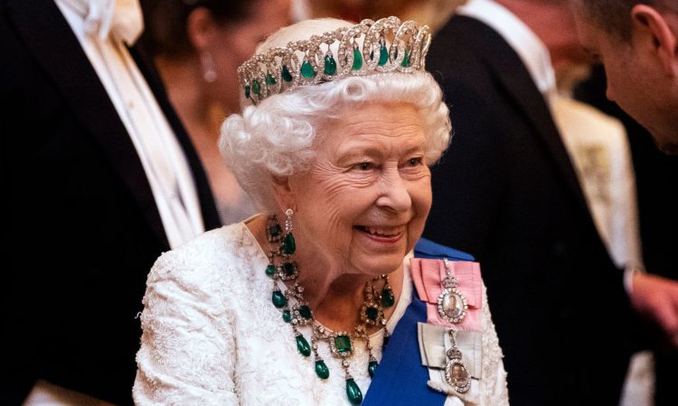 La regina Elisabetta con la corona