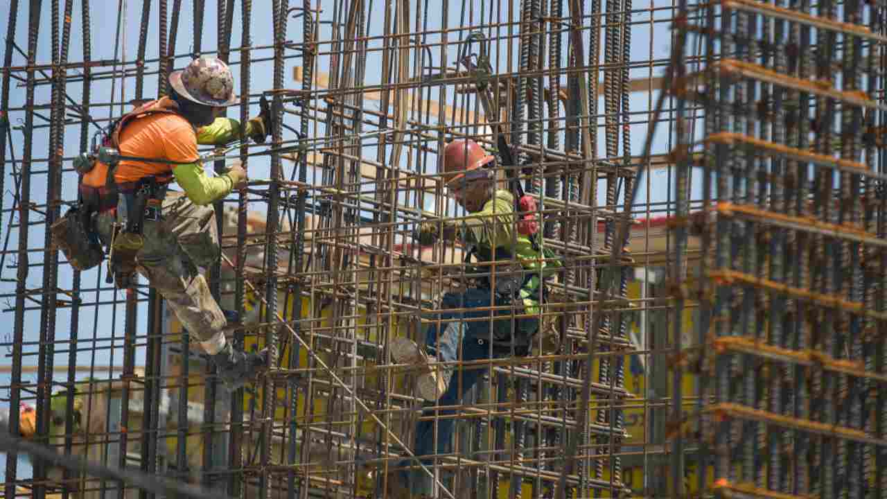 Operai a lavoro su una struttura in ferro