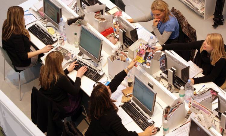 Donne lavorano con il pc