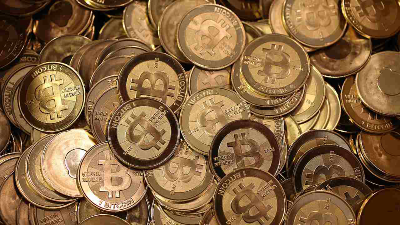 Il marchio di Bitcoin su alcune monete