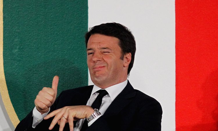 Renzi davanti a gagliardetto italiano