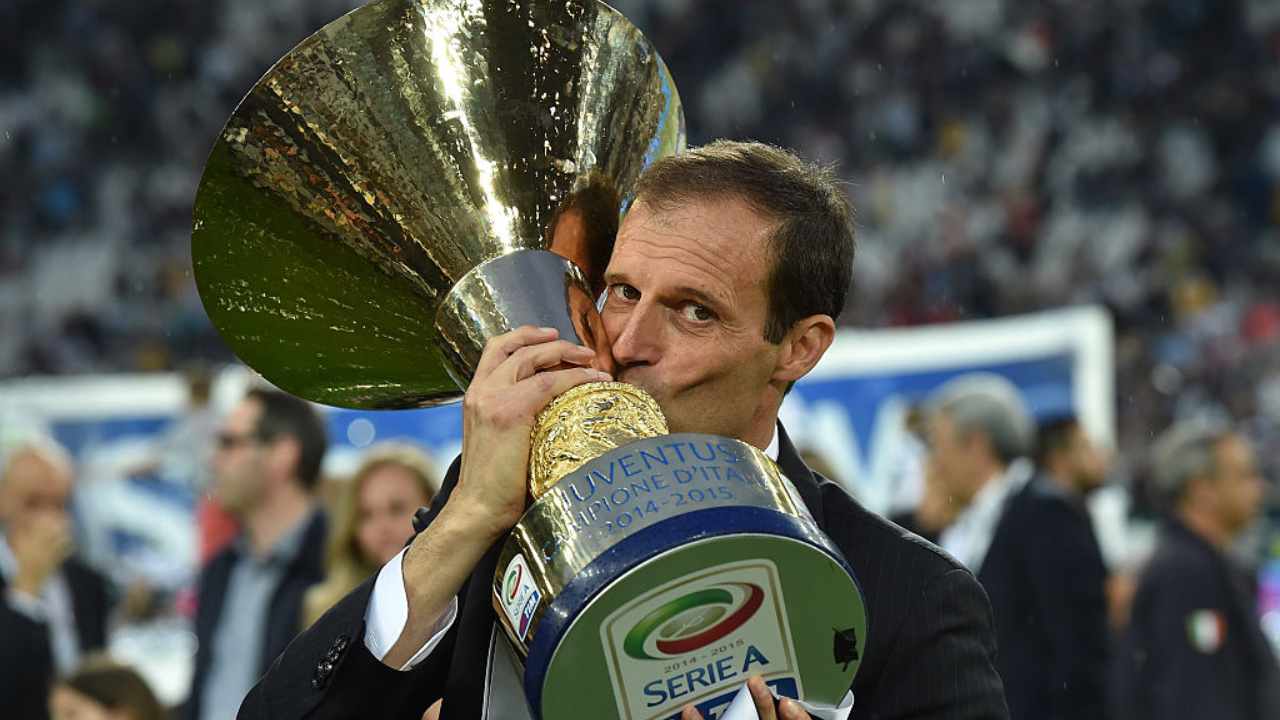 Max Allegri con una coppa in mano