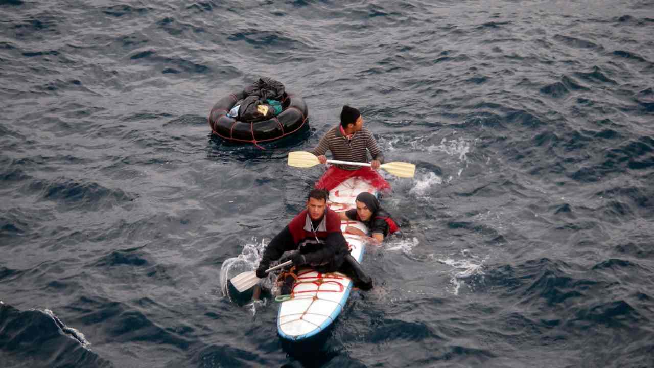 Migranti provano a salvarsi in mare