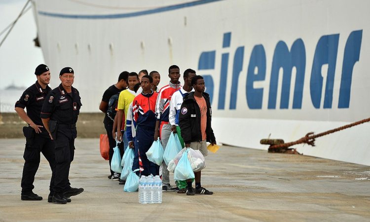 Migranti sotto la nave Siremar