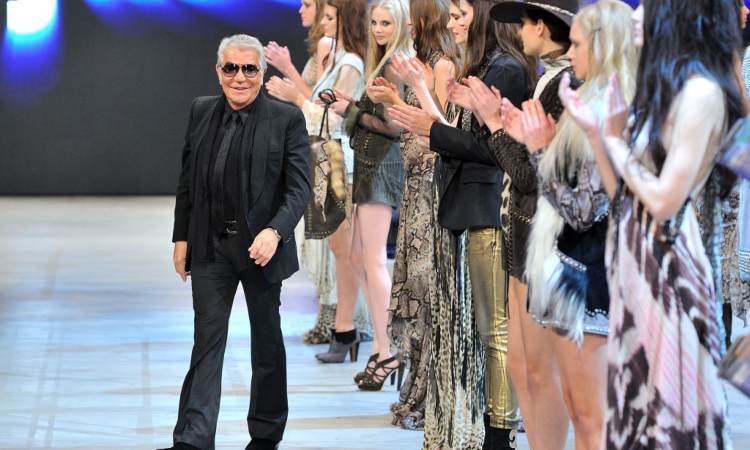 Cavalli su una passerella in Svizzera