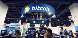 Sala con simboli di Bitcoin
