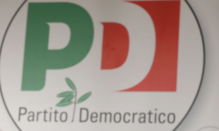 Cartellone con simbolo del Pd