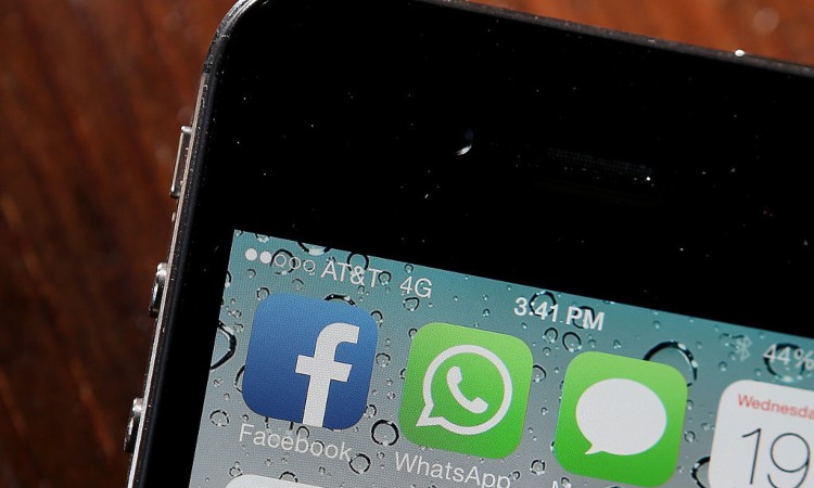 Il simbolo di Whatsapp con quelli di FAcebook e degli Sms