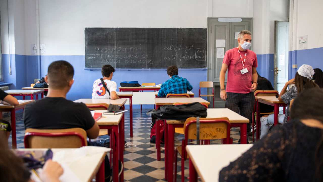 Aula con insegnante e studenti