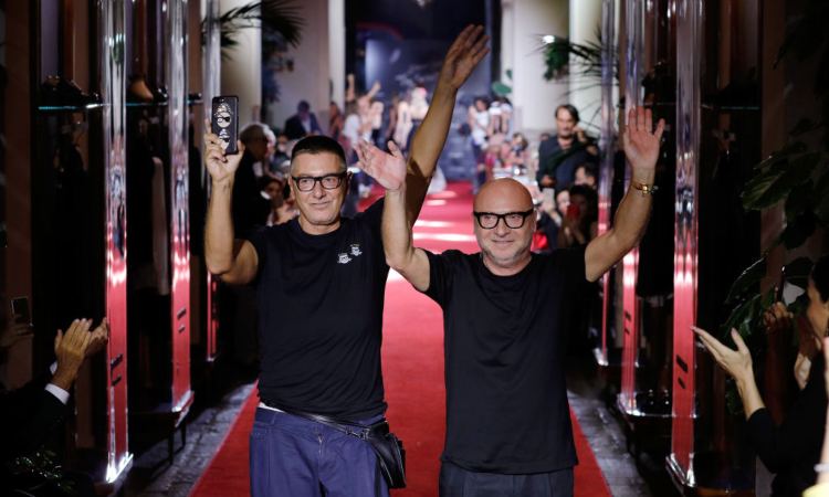 Dolce e Gabbana salutano la stampa e i fans