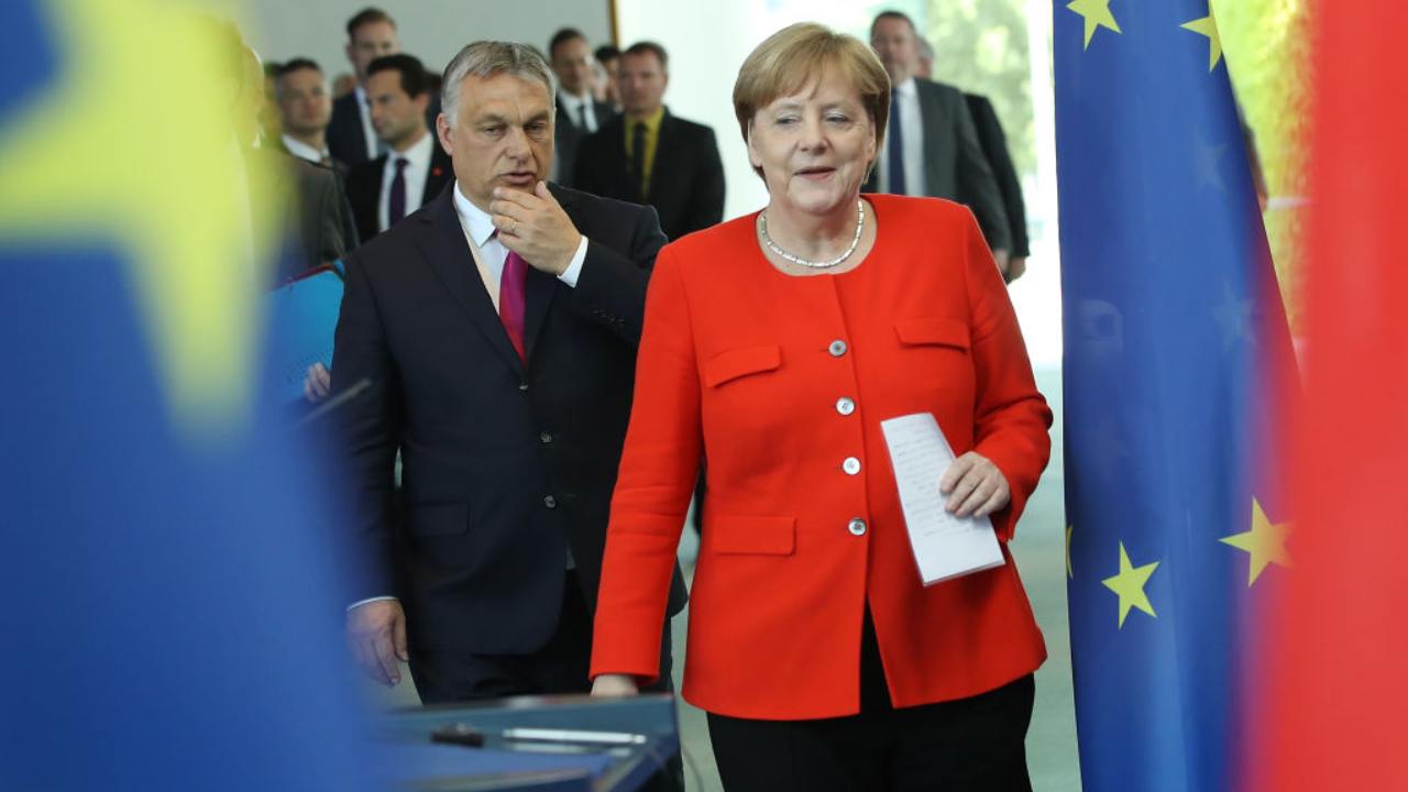 Orban guarda la Merkel