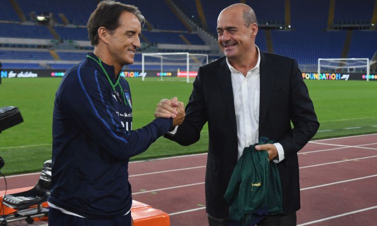 Nicola Zingaretti saluta Roberto Mancini