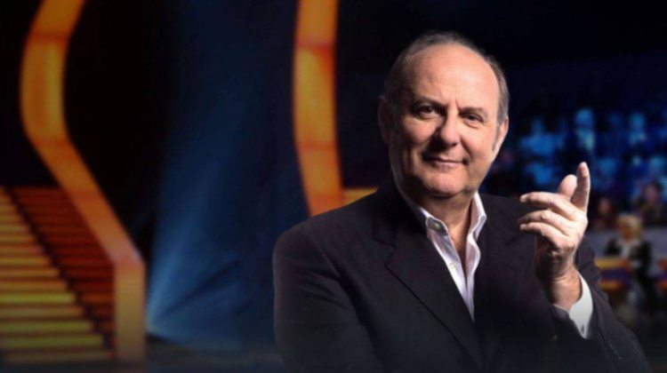 Gerry scotti sorride al suo programma