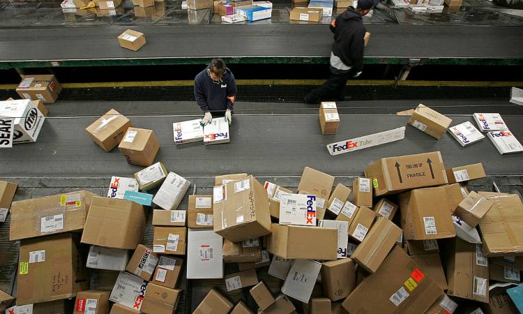 Alcuni pacchi della Fedex in lavorazione