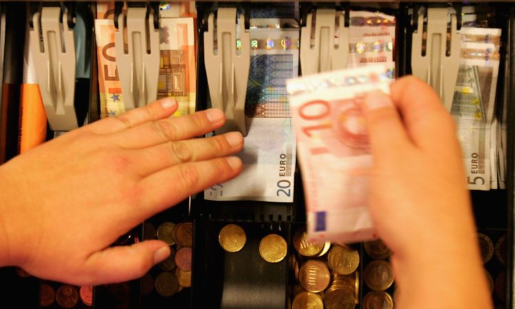 Un po' di euro dentro una cassa