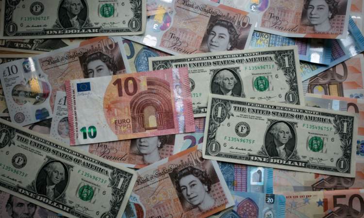 Alcuni soldi cartacei in euro, dollari e pound