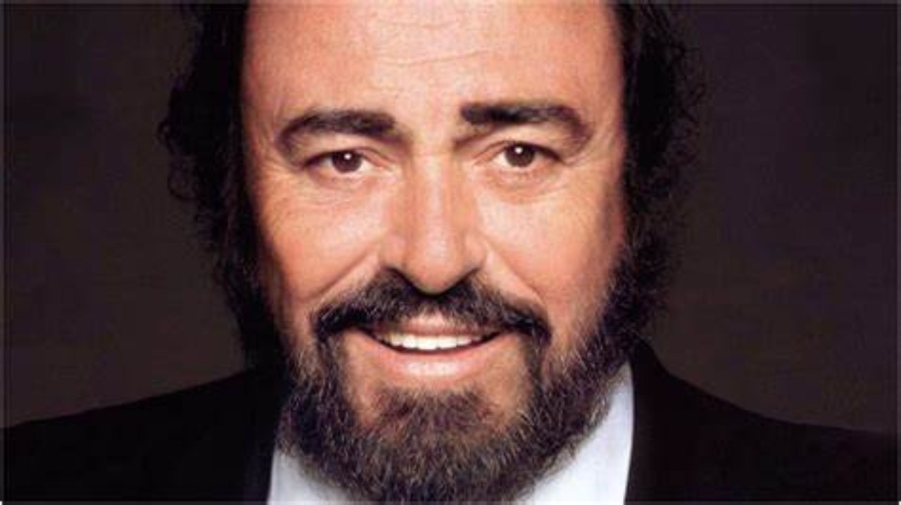 Luciano Pavarotti sorride