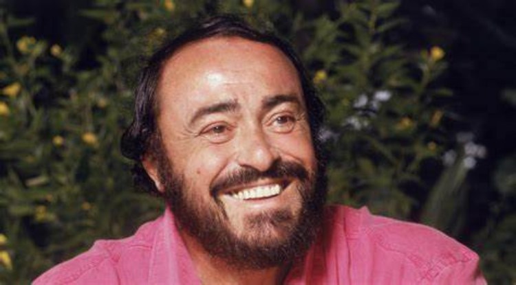 Luciano Pavarotti sorride con maglia rosa