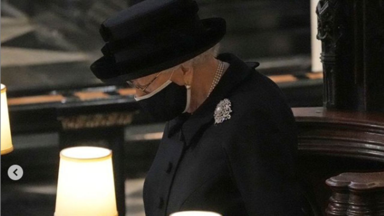 La Regina Elisabetta e la spilla preziosa