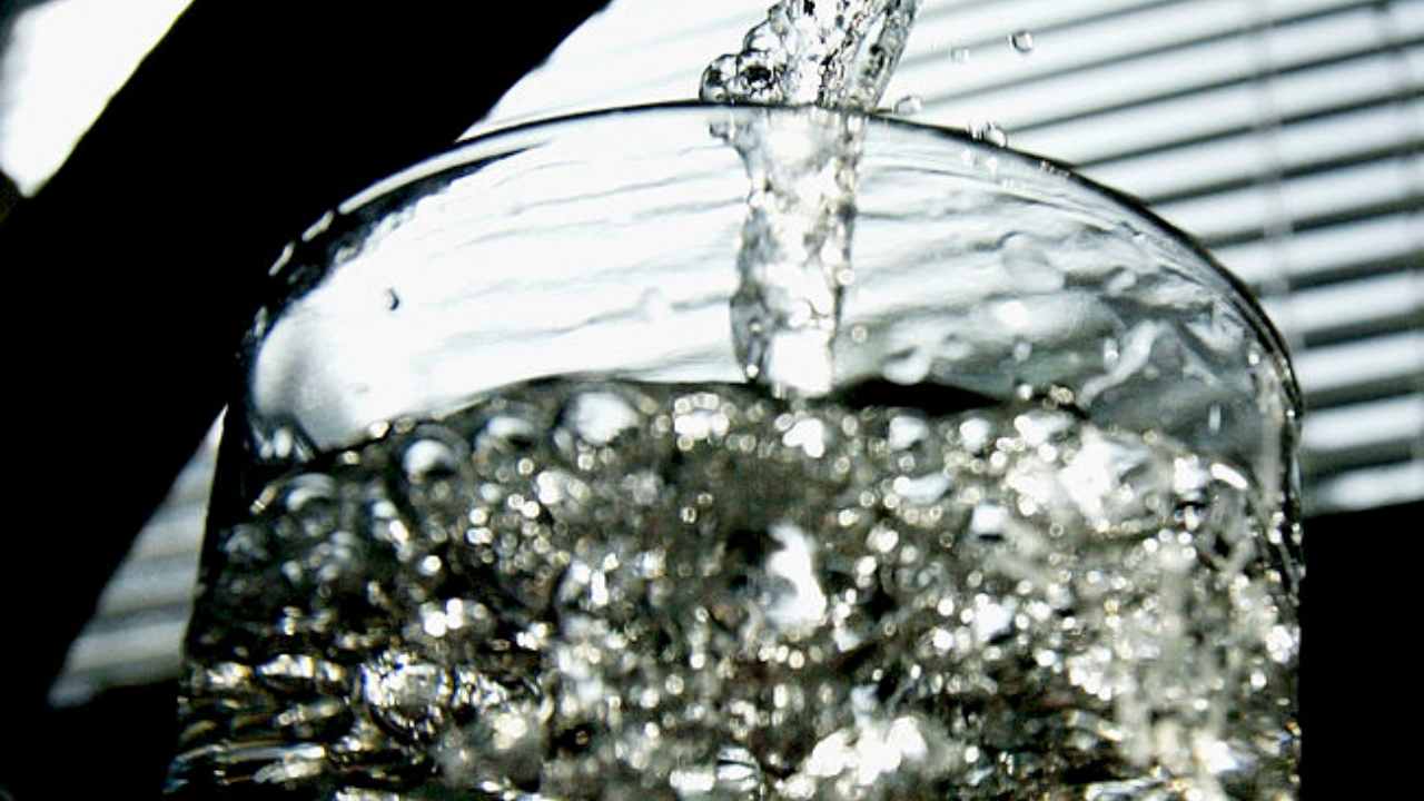 Acqua che entra dentro un bicchiere