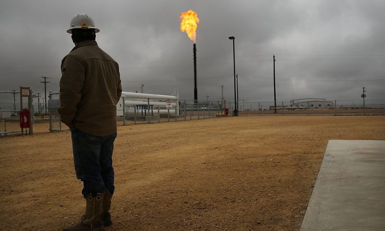 Un operaio mentre guarda un impianto di gas