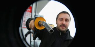 Un uomo mentre fa rifornimento di benzina
