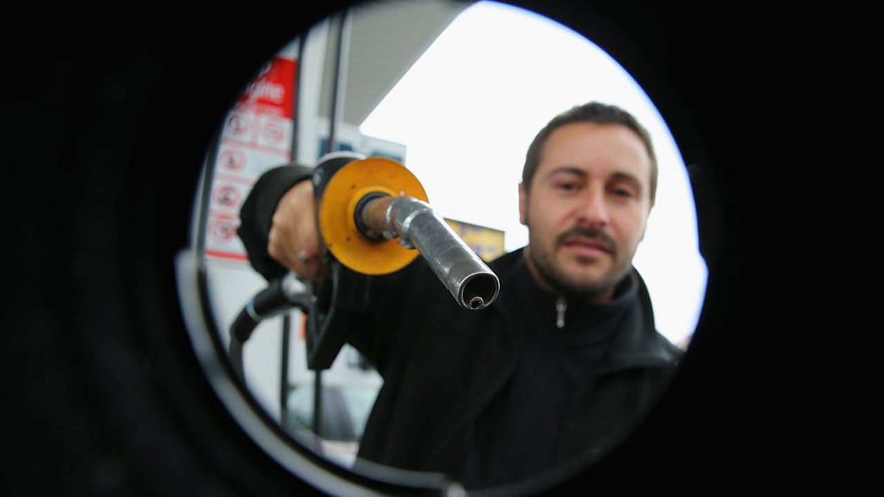 Un uomo mentre fa rifornimento di benzina