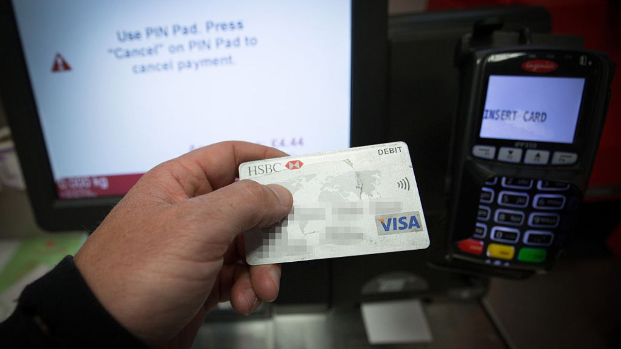 Una carta di credito vicino a un display e un pos
