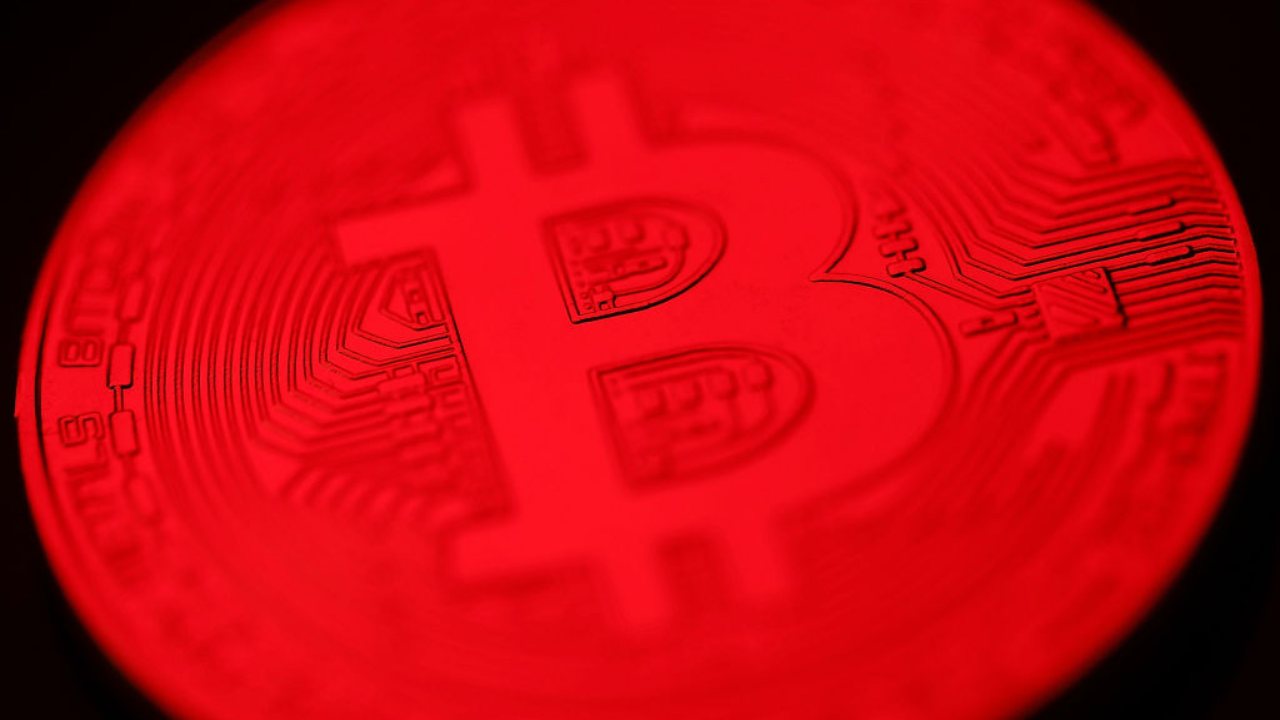 Una moneta della criptovaluta Bitcoin colorata di rosso