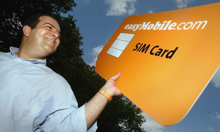 Un uomo tiene una sim card gigantesca