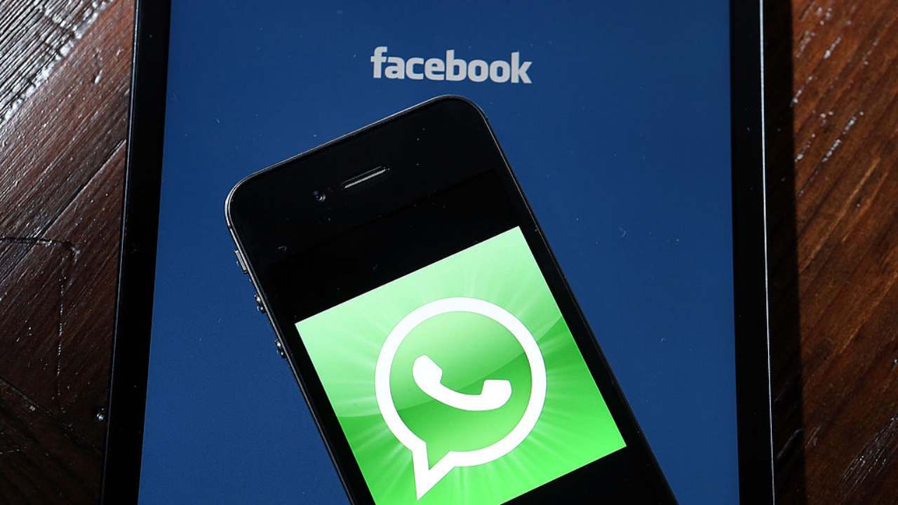 Un cellulare con il logo di Whats app