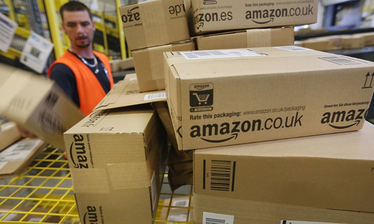 Alcuni pacchi di Amazon in magazzino