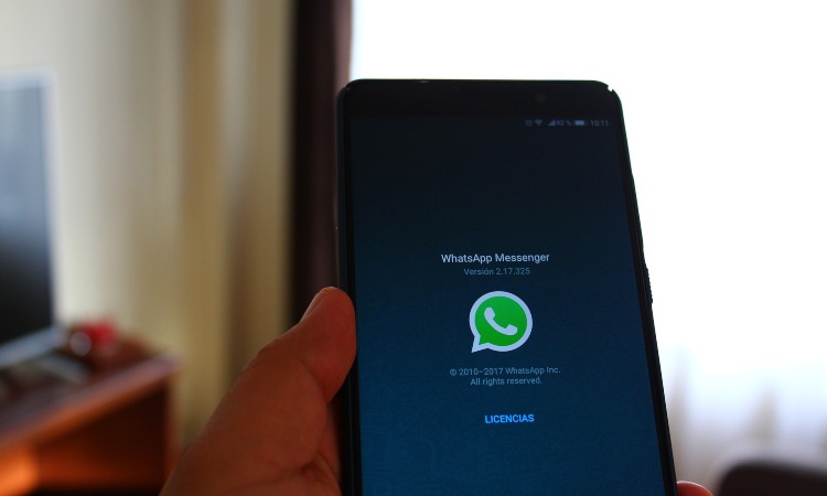 chat di WhatsApp su cellullare 