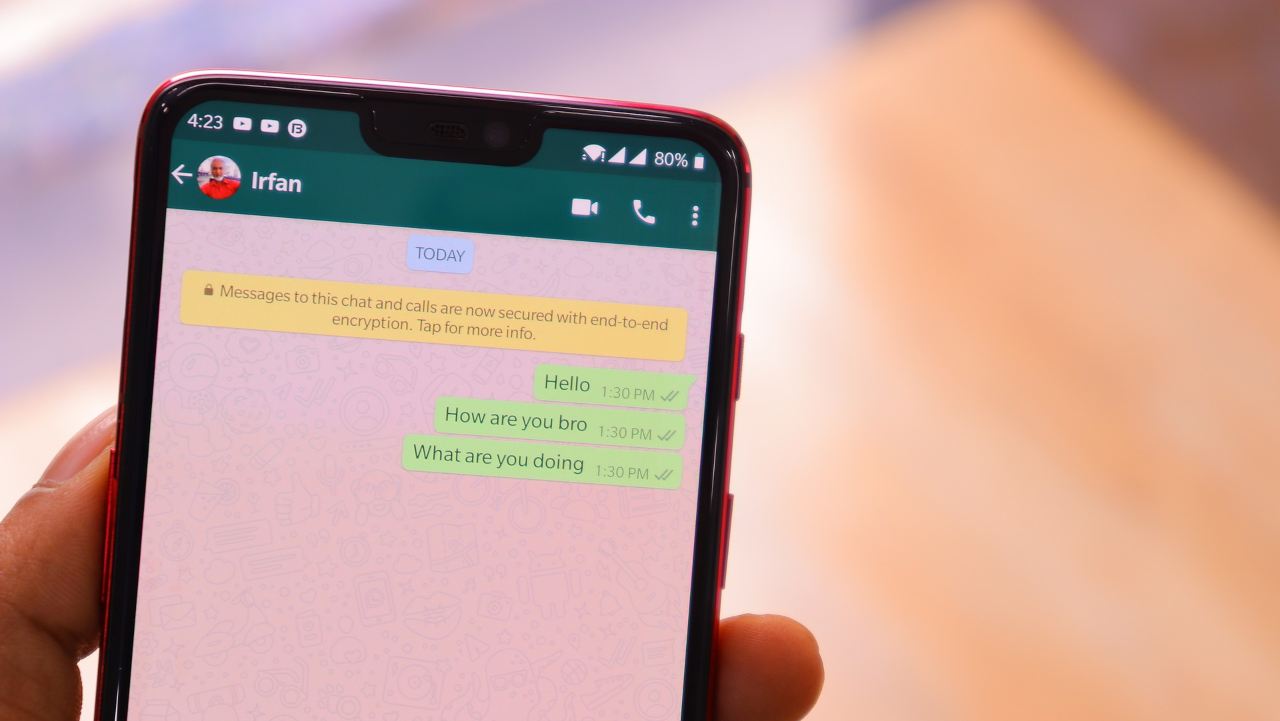 chat di whatsApp sullo smartphone